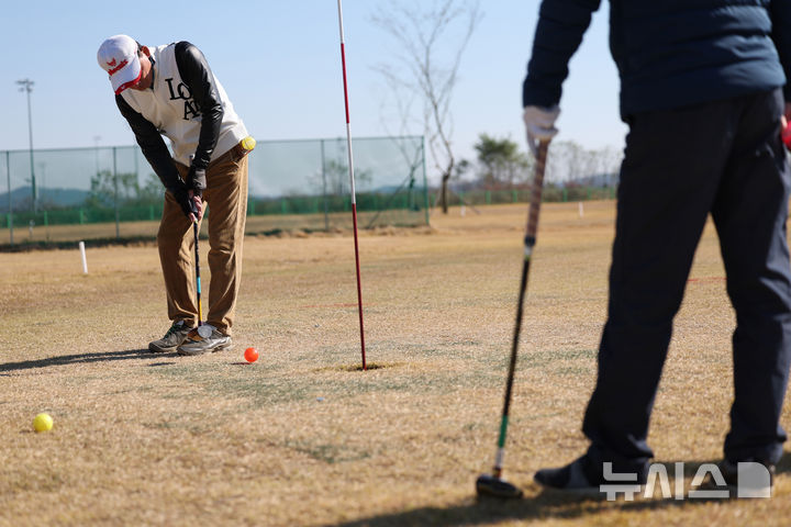 [태안=뉴시스] 김진아 기자 = 3일 충남 태안군파크골프장에서 열린 2026 태안국제원예치유박람회 개최 기념 전국파크골프대회에서 참가자들이 경기를 펼치고 있다. 2025.11.03. bluesoda@newsis.com