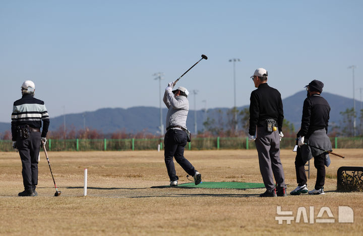 [태안=뉴시스] 김진아 기자 = 3일 충남 태안군파크골프장에서 열린 2026 태안국제원예치유박람회 개최 기념 전국파크골프대회에서 참가자들이 경기를 펼치고 있다. 2025.11.03. bluesoda@newsis.com