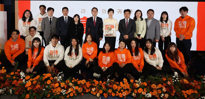 [서울=뉴시스] 권창회 기자 = 김정수 삼양식품 부회장이 삼양 1963 신제품 발표회에서 임직원들과 사진 촬영을 하고 있다. (사진=삼양식품 제공) 2025.11.03. photo@newsis.com *재판매 및 DB 금지