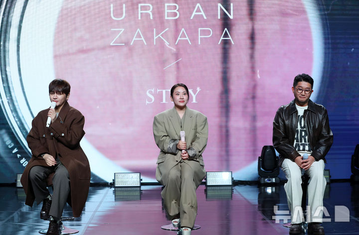 [서울=뉴시스] 김혜진 기자 = 그룹 어반자카파 권순일(왼쪽)이 3일 오후 서울 강남구 일지아트홀에서 열린 새 EP 앨범 'STAY' 발매 기념 음감회에서 인사말을 하고 있다. 2025.11.03. jini@newsis.com