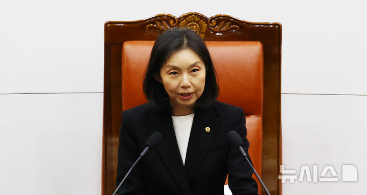 [서울=뉴시스] 박주성 기자 = 최호정 서울시의회 의장이 3일 서울 중구 시의회 본회의장에서 열린 제333회 정례회 1차 본회의에서 개회사를 하고 있다. 2025.11.03. park7691@newsis.com