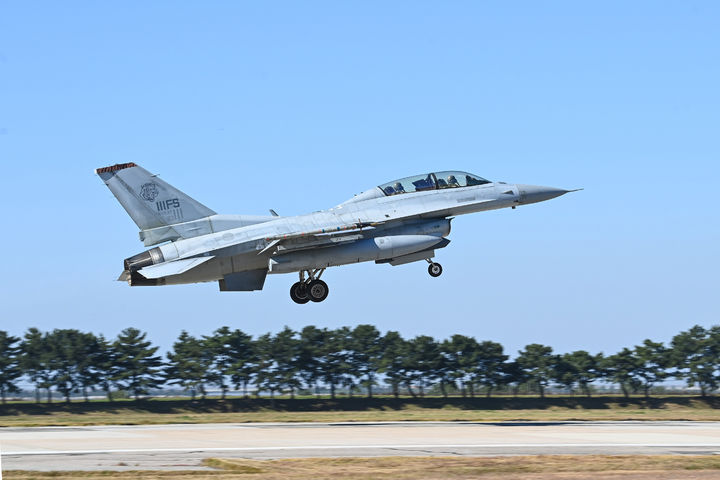 [서울=뉴시스] 김근수 기자 = 3일 제38전투비행전단소속 KF-16 전투기가 이륙을 하고 있다. (사진= 공군 제공) 2025.11.03. photo@newsis.com *재판매 및 DB 금지