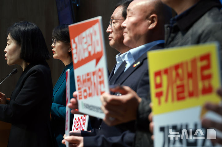 [서울=뉴시스] 고승민 기자 = 사진은 임미애 더불어민주당 의원과 최흥식 한국후계농업경영인중앙연합회장 등 참석자들이 지난달 3일 서울 여의도 국회 소통관에서 2026년도 농식품 핵심 정책사업 예산 증액 촉구 기자회견을 하고 있는 모습. 2025.11.03. kkssmm99@newsis.com