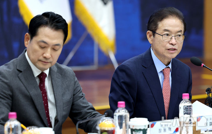 [안동=뉴시스] 이무열 기자 = 이철우 경북도지사가 3일 경북 안동시 경북도청 화백당에서 열린 국민의힘 대구·경북 지역민생 예산정책협의회에서 발언하고 있다. 2025.11.03. lmy@newsis.com