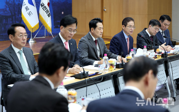 [안동=뉴시스] 이무열 기자 = 이철우 경북도지사가 3일 경북 안동시 경북도청 화백당에서 열린 국민의힘 대구·경북 지역민생 예산정책협의회에서 발언하고 있다. 2025.11.03. lmy@newsis.com