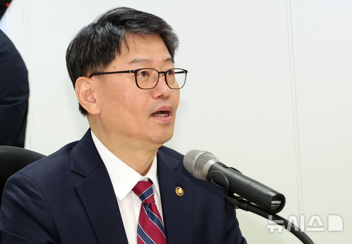 [세종=뉴시스] 강종민 기자 = 김용수 국무조정실 국무2차장이 3일 세종시 뱅크빌딩에서 열린 부동산 감독 추진단 출범 및 제1차 부동산 불법행위 대응 협의회에서 발언하고 있다. 2025.11.03. ppkjm@newsis.com