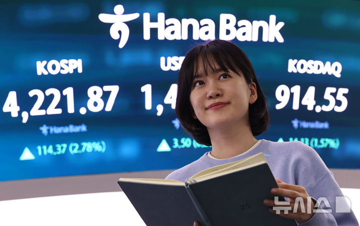 [서울=뉴시스] 최진석 기자 = 코스피가 전 거래일(4107.50)보다 114.37포인트(2.78%) 오른 4221.87에 마감한 3일 서울 중구 하나은행 딜링룸에 종가가 보이고 있다. 코스닥 지수는 전 거래일(900.42)보다 14.13포인트(1.57%) 상승한 914.55에 거래를 종료, 서울 외환시장에서 원·달러 환율은 전 거래일(1424.4원)보다 4.4원 오른 1428.8원에 주간 거래를 마감했다. 2025.11.03. myjs@newsis.com