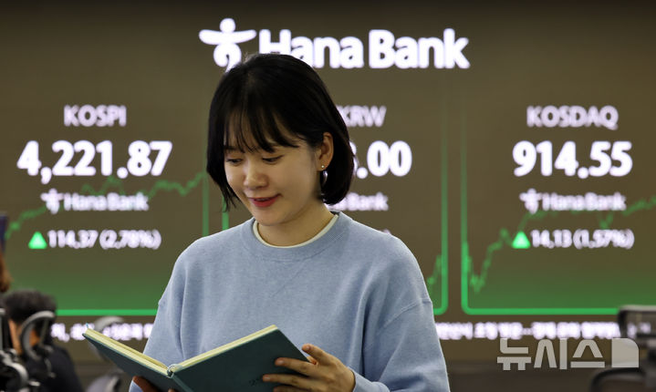 [서울=뉴시스] 최진석 기자 = 코스피가 전 거래일(4107.50)보다 114.37포인트(2.78%) 오른 4221.87에 마감한 3일 서울 중구 하나은행 딜링룸에 종가가 보이고 있다. 코스닥 지수는 전 거래일(900.42)보다 14.13포인트(1.57%) 상승한 914.55에 거래를 종료, 서울 외환시장에서 원·달러 환율은 전 거래일(1424.4원)보다 4.4원 오른 1428.8원에 주간 거래를 마감했다. 2025.11.03. myjs@newsis.com
