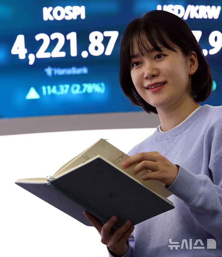 [서울=뉴시스] 최진석 기자 = 코스피가 전 거래일(4107.50)보다 114.37포인트(2.78%) 오른 4221.87에 마감한 3일 서울 중구 하나은행 딜링룸에 종가가 보이고 있다. 코스닥 지수는 전 거래일(900.42)보다 14.13포인트(1.57%) 상승한 914.55에 거래를 종료, 서울 외환시장에서 원·달러 환율은 전 거래일(1424.4원)보다 4.4원 오른 1428.8원에 주간 거래를 마감했다. 2025.11.03. myjs@newsis.com