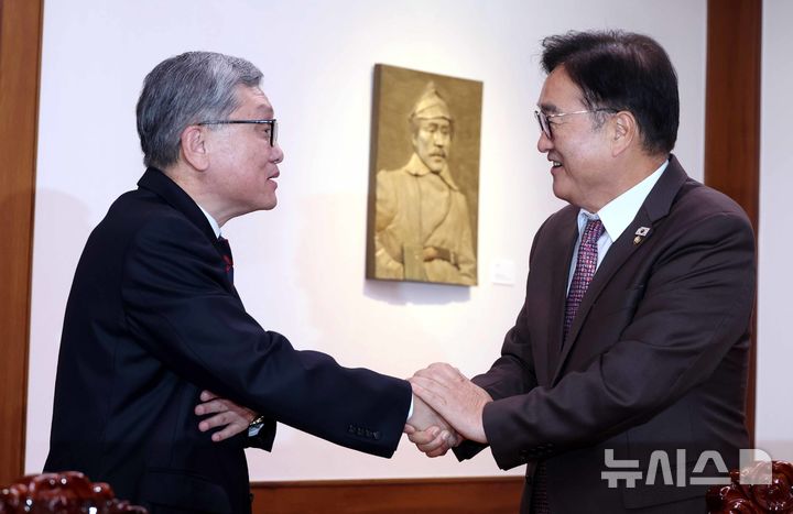 [서울=뉴시스] 조성봉 기자 = 우원식 국회의장이 3일 오후 서울 여의도 국회의장 집무실에서 신형식 신임 주교황청 대사를 접견하며 악수를 하고 있다. 2025.11.03. suncho21@newsis.com