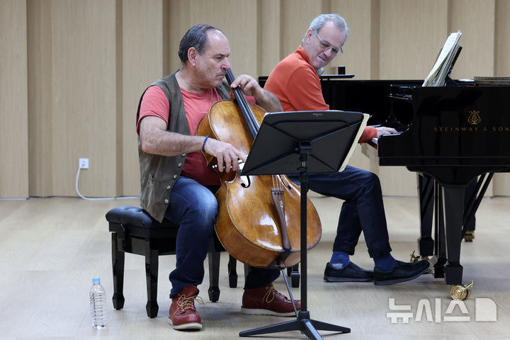 [서울=뉴시스] 박진희 기자 = 첼리스트 게리 호프만과 피아니스트 데이비드 셀리그가 3일 서울 서초구 서울문화예술센터 서초에서 공연 리허설을 하고 있다. 세계적인 첼리스트 게리 호프만은 피아니스트 데이비드 셀리그와 함께 오는 5일 예술의전당에서 베토벤 첼로 소나타 전곡을 선보인다. 2025.11.03. pak7130@newsis.com