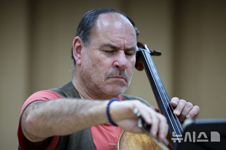 [서울=뉴시스] 박진희 기자 = 첼리스트 게리 호프만이 3일 서울 서초구 서울문화예술센터 서초에서 공연 리허설을 하고 있다. 세계적인 첼리스트 게리 호프만은 피아니스트 데이비드 셀리그와 함께 오는 5일 예술의전당에서 베토벤 첼로 소나타 전곡을 선보인다. 2025.11.03. pak7130@newsis.com