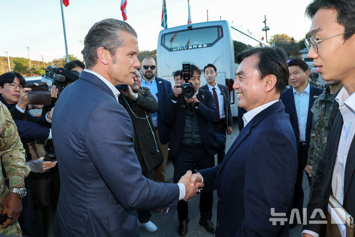 [서울=뉴시스] 사진공동취재단 = 안규백 국방부 장관과 한미안보협의회의 참석차 방한 중인 헤그세스 미국 전쟁부 장관이 3일 경기 파주시 공동경비구역(JSA)에서 만나 인사를 나누고 있다. 2025.11.03. photo@newsis.com