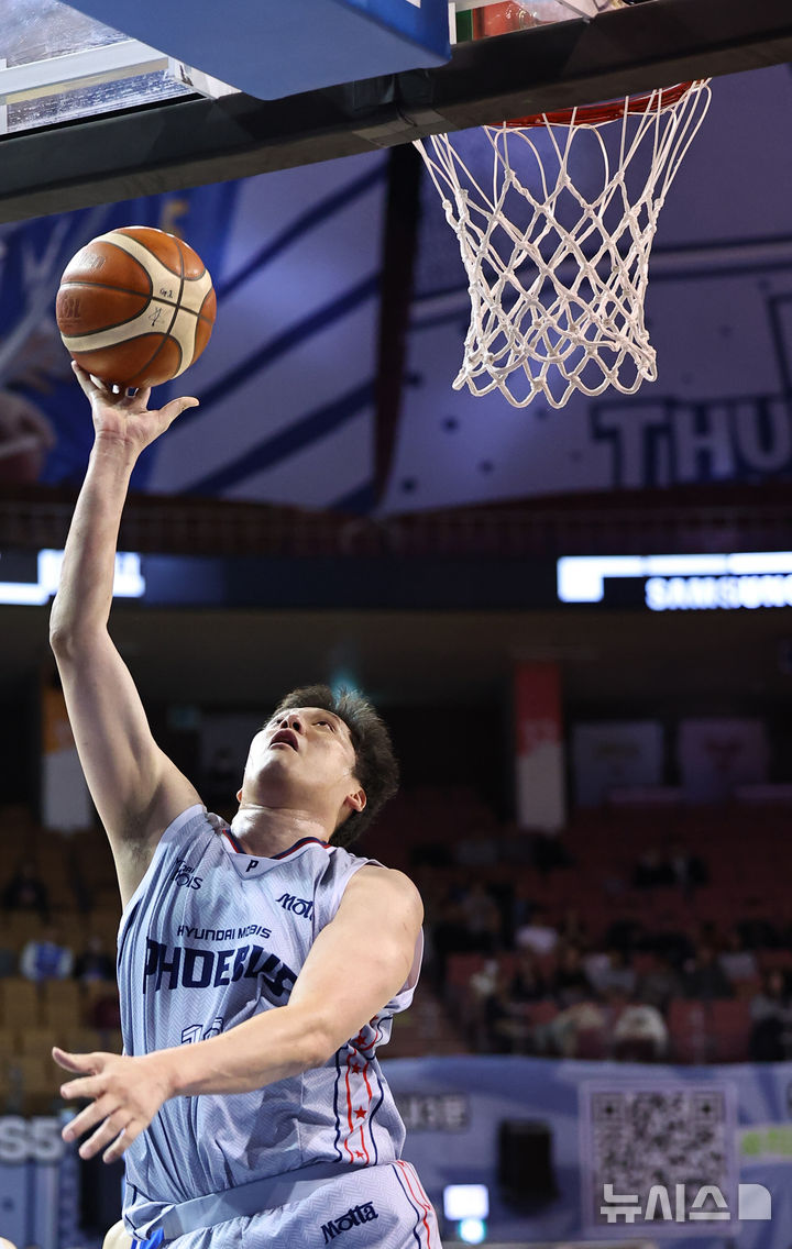 [서울=뉴시스] 최진석 기자 = 3일 서울 송파구 잠실실내체육관에서 열린 2025-2026 KBL 프로농구 울산 현대모비스와 서울 삼성의 경기, 현대모비스 함지훈이 레이업슛을 하고 있다. 2025.11.03. myjs@newsis.com