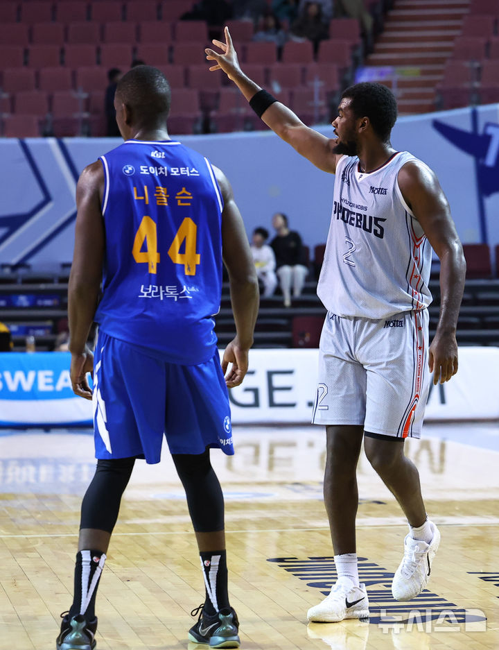 [서울=뉴시스] 최진석 기자 = 3일 서울 송파구 잠실실내체육관에서 열린 2025-2026 KBL 프로농구 울산 현대모비스와 서울 삼성의 경기, 현대모비스 레이션 해먼즈가 벤치 사인을 보내고 있다. 2025.11.03. myjs@newsis.com