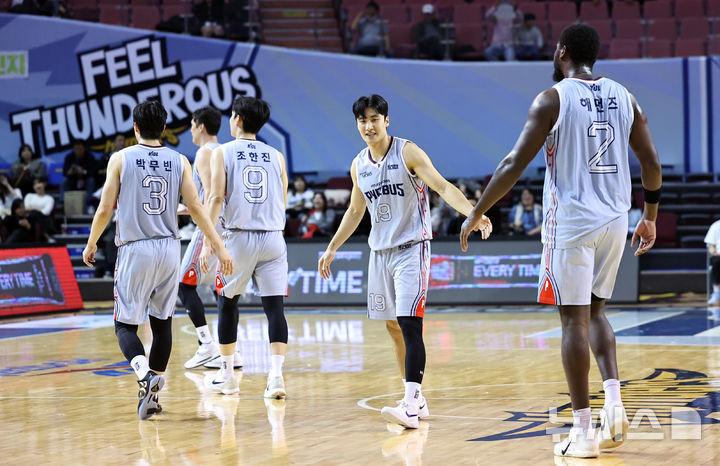 [서울=뉴시스] 최진석 기자 = 3일 서울 송파구 잠실실내체육관에서 열린 2025-2026 KBL 프로농구 울산 현대모비스와 서울 삼성의 경기, 현대모비스 이도헌이 레이션 해먼즈와 기뻐하고 있다. 2025.11.03. myjs@newsis.com