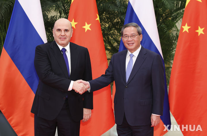 [항저우=AP/뉴시스] 리창 중국 총리(오른쪽)와 미하일 미슈스틴 러시아 총리가 3일 중국 동부 저장성 항저우에서 제30차 중러 총리 정례 회의에서 악수하며 기념 촬영을 하고 있다. 2025.11.04.