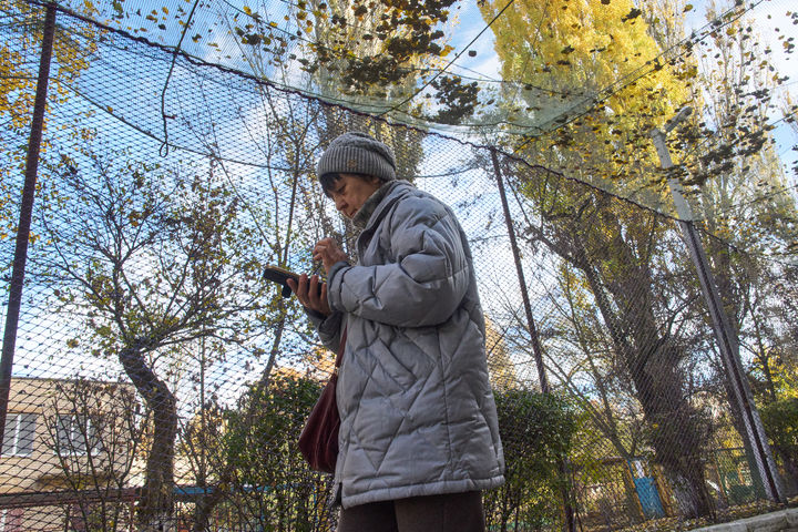[헤르손=AP/뉴시스] 3일(현지 시간) 우크라이나 남부 전선 도시 헤르손에서 한 주민이 FPV 드론 공격을 막기 위해 설치된 그물망이 덮인 거리를 걷고 있다. 2025.11.04.