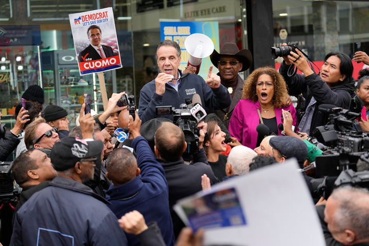 [뉴욕=AP/뉴시스] 뉴욕 시장 선거에 출마한 앤드루 쿠오모 무소속 후보가 3일(현지 시간) 미국 뉴욕에서 선거운동을 하고 있다. 2025.11.05.