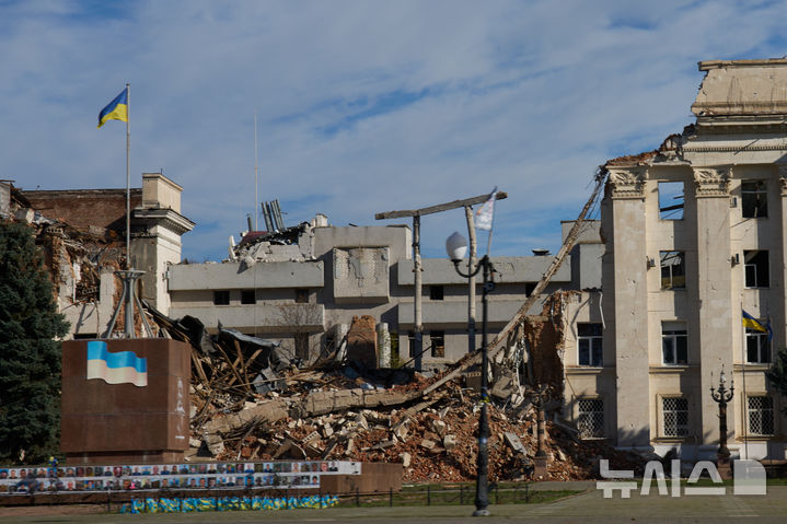 [AP/뉴시스] 3일 우크라 남서부 헤르손시 중앙광장 내 행정청사가 러시아 포격에 부서져 있다