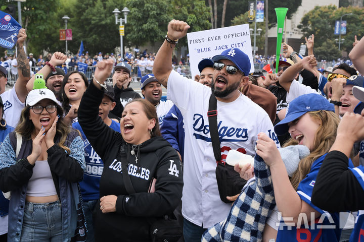[로스앤젤레스=AP/뉴시스] 3일(현지 시간) 미국 캘리포니아주 로스앤젤레스에서 LA 다저스 메이저리그 월드시리즈 2연패 달성 기념 카퍼레이드가 펼쳐져 팬들이 환호하고 있다. 2025.11.04.