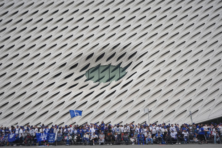 [로스앤젤레스=AP/뉴시스] 3일(현지 시간) 미국 캘리포니아주 로스앤젤레스에서 LA 다저스 메이저리그 월드시리즈 2연패 달성 기념 카퍼레이드 열린 가운데 팬들이 선수들을 기다리고 있다. 2025.11.04.