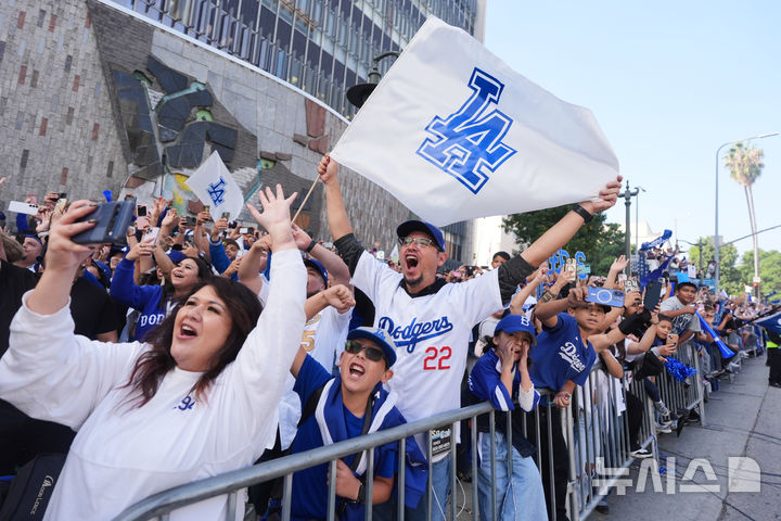 [로스앤젤레스=AP/뉴시스] 3일(현지 시간) 미국 캘리포니아주 로스앤젤레스에서 LA 다저스 메이저리그 월드시리즈 2연패 달성 기념 카퍼레이드가 펼쳐져 팬들이 환호하고 있다. 2025.11.04.