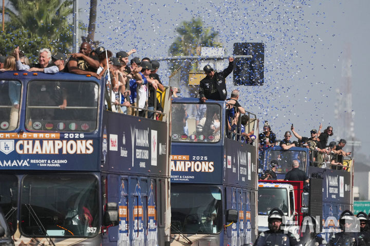 [로스앤젤레스=AP/뉴시스] 3일(현지 시간) 미국 캘리포니아주 로스앤젤레스에서 LA 다저스 메이저리그 월드시리즈 2연패 달성 기념 카퍼레이드가 펼쳐지고 있다. 2025.11.04.