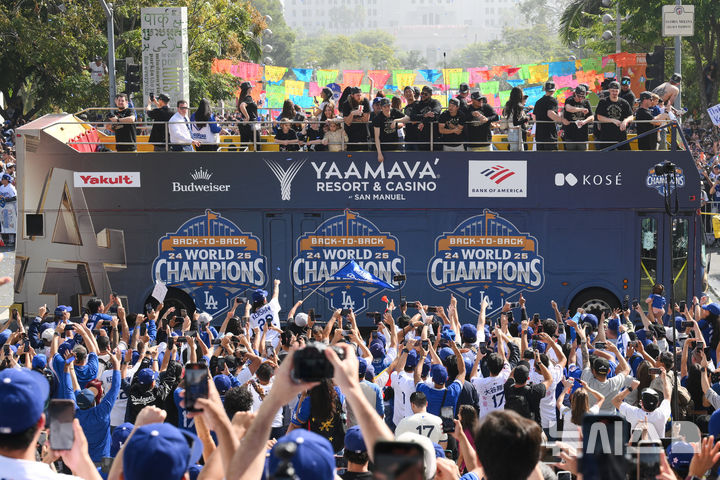 [로스앤젤레스=AP/뉴시스] 3일(현지 시간) 미국 캘리포니아주 로스앤젤레스에서 LA 다저스 메이저리그 월드시리즈 2연패 달성 기념 카퍼레이드가 펼쳐지고 있다. 2025.11.04.