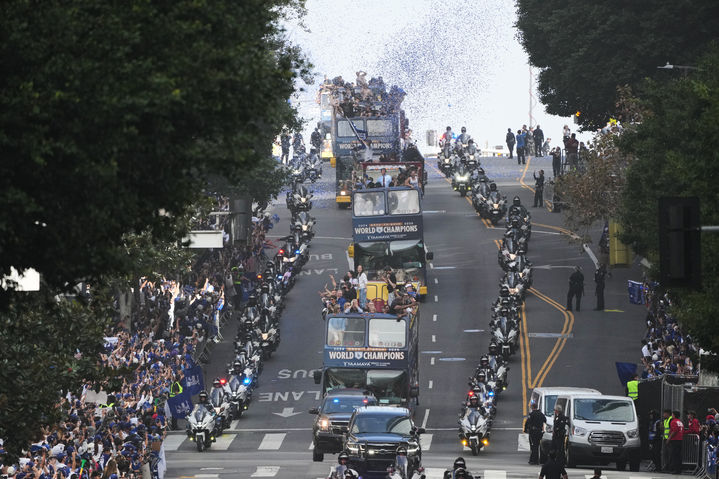 [로스앤젤레스=AP/뉴시스] 3일(현지 시간) 미국 캘리포니아주 로스앤젤레스에서 LA 다저스 메이저리그 월드시리즈 2연패 달성 기념 카퍼레이드가 펼쳐지고 있다. 2025.11.04.