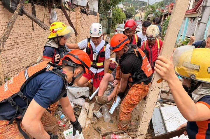 [세부=AP/뉴시스] 필리핀 적십자가 제공한 사진에 4일(현지 시간) 필리핀 세부 탈람반 바랑가이에서 구조대가 제25호 태풍 갈매기로 인한 침수를 피해 지붕 위에 고립됐던 주민들을 구조하고 있다. 2025.11.04.
