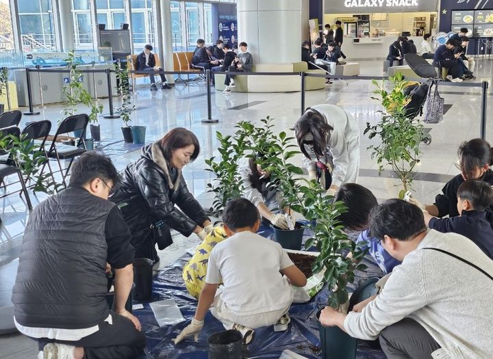 [세종-뉴시스]교육현장. 체험학습 참여가족이 우리나라에서 개발하고 보호등록된 감귤품종의 묘목을 심어보고 있다. (사진=국립종자원 제공) *재판매 및 DB 금지