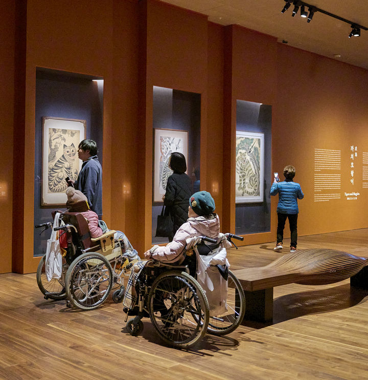 호작도를 자세히 감상하는 초청 가족들 *재판매 및 DB 금지