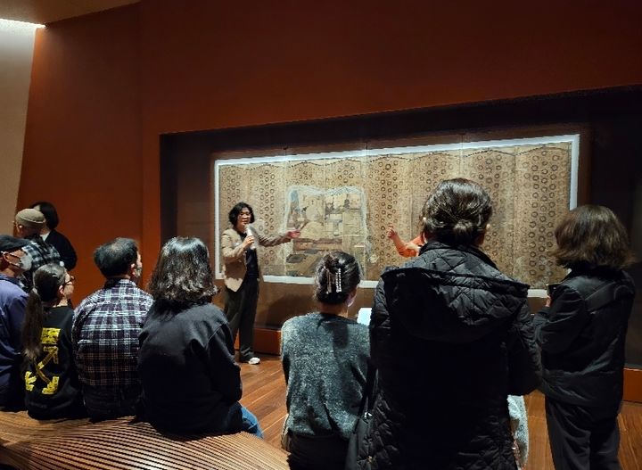 '까치호랑이 虎鵲' 전시를 설명하는 장애인 가족의 자원봉사 일일 도슨트의 모습 *재판매 및 DB 금지