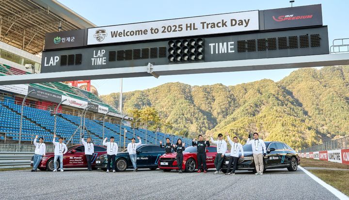 [서울=뉴시스] 강원도 인제 스피디움에서 열린 HL 트랙데이 2025에서 참가자들이 기념 촬영하는 모습. (사진=HL그룹) 2025.11.04 photo@newsis.com *재판매 및 DB 금지 *재판매 및 DB 금지