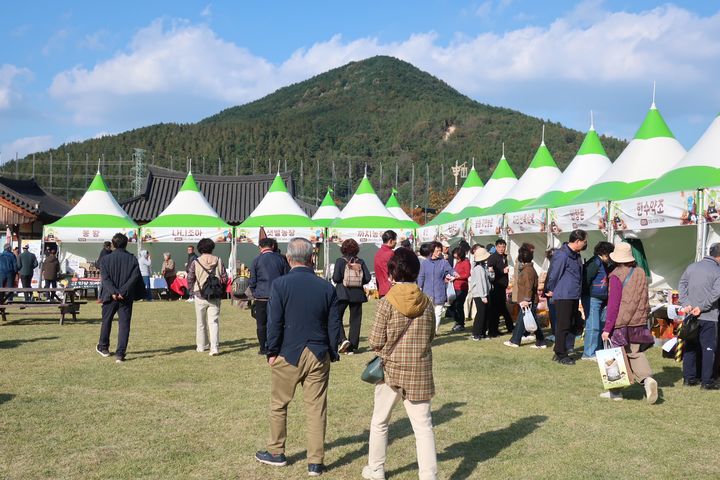 [산청=뉴시스]산청군 ‘약초 판매장터’ 운영.(사진=산청군 제공).2025.11.04.photo@newsis.com *재판매 및 DB 금지