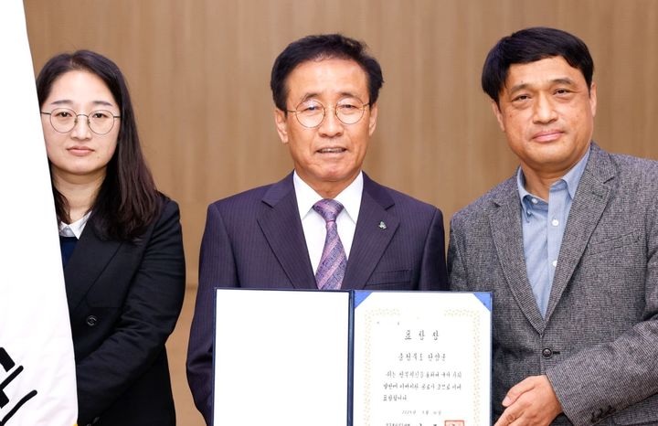 [단양=뉴시스] 혁신평가 우수상 받는 김문근(가운데) 충북 단양군수. (사진=단양군 제공) 2025.11.04. photo@newsis.com *재판매 및 DB 금지