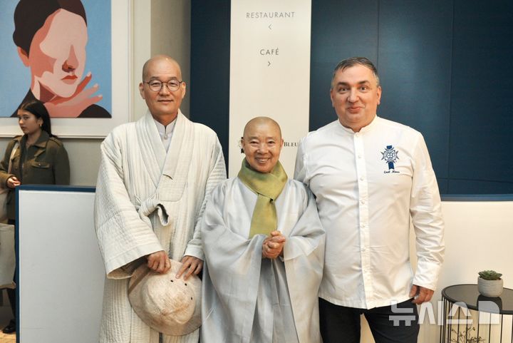 [서울=뉴시스] 왼쪽부터 일화스님, 정관스님, 에밀 미네브 르 꼬르동 블루 런던 학과장. (사진=주한영국문화원 제공)