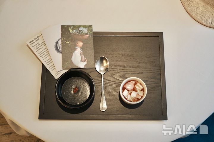 [서울=뉴시스]전채 요리-흑임자죽과 방울토마토 장아찌, 물김치 (사진=주한영국문화원 제공)