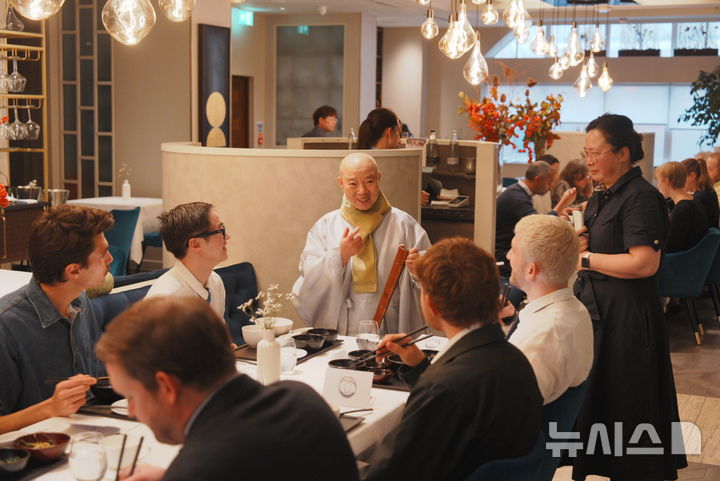 [서울=뉴시스]방문객과 대화하는 정관스님 모습. (사진=주한영국문화원 제공)