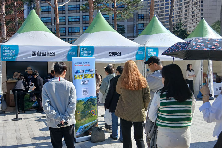 정선군이 주요 행사장에서 KTX 평창~정선선, 국민 서명운동을 추진하고 있다.(사진=정선군 제공) *재판매 및 DB 금지