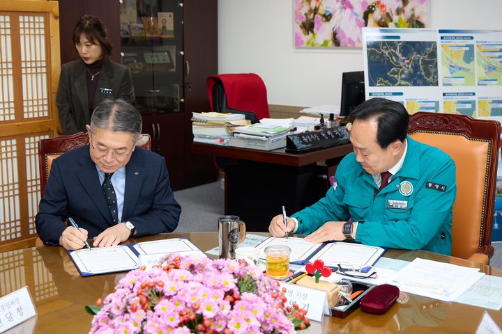 [통영=뉴시스] 신정철 기자= 천영기 경남 통영시장(사진, 오른쪽)은 지난 3일 시장실에서 한국남부발전(주) 김준동 사장과 통영시 수산부산물 자원화시설 재활용 생산품인 굴패각 탈황용 석회석 사용 및 기술개발에 대한 업무협약(MOU)을 체결하고 있다.(사진=통영시 제공).2025.11.04. photo@newsis.com *재판매 및 DB 금지