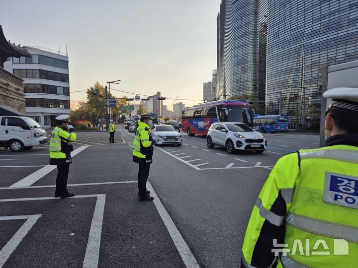 [서울=뉴시스] 4일 오전 서울 종로구 경복궁사거리 인근. 경찰들이 사거리 내 꼬리물기, 끼어들기 차량을 집중 단속하고 있다. 2025.11.04leeys@newsis.com