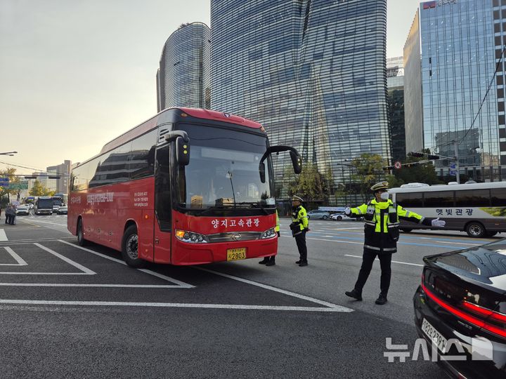 [서울=뉴시스] 이윤석 수습기자=4일 오전 서울 종로구 경복궁사거리 인근. 경찰이 꼬리물기 버스를 단속하고 다시 도로로 안내하고 있다. 2025.11.04leeys@newsis.com