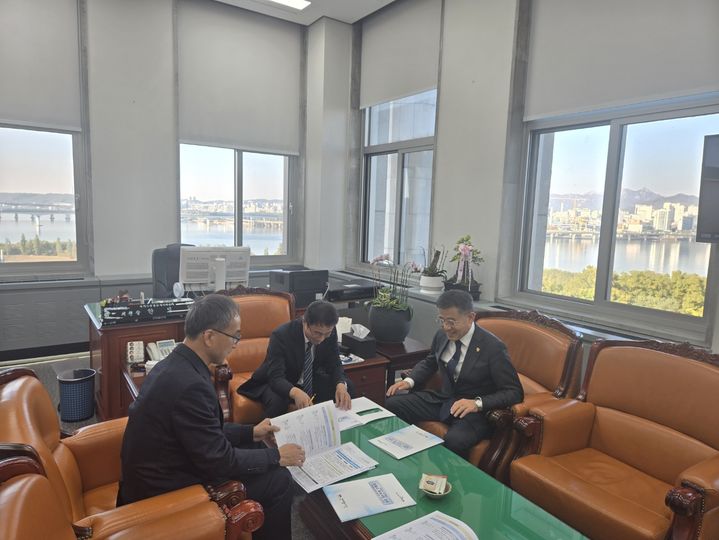 정성주 김제시장(오른쪽)이 한병도 국회 예산결산특별위원장을 만나 국비 증액을 요청하고 있다.(사진=김제시 제공) *재판매 및 DB 금지