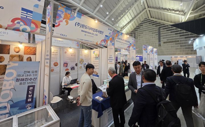 [광주=뉴시스] 전남 완도군은 최근 인천 송도컨벤시아에서 열린 '2025 한국비즈니스엑스포'에 참가해 162만 달러 상당의 수출협약을 체결했다고 4일 밝혔다. (사진=완도군 제공). 2025.11.04. photo@newsis.com *재판매 및 DB 금지