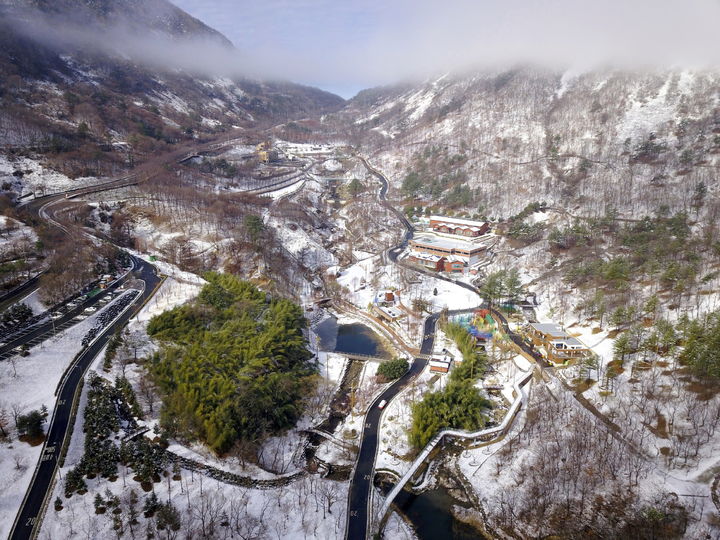 [진주=뉴시스]진주시, '월아산 숲속의 진주' 겨울 전경.(사진=진주시 제공).2025.11.04.photo@newsis.com *재판매 및 DB 금지
