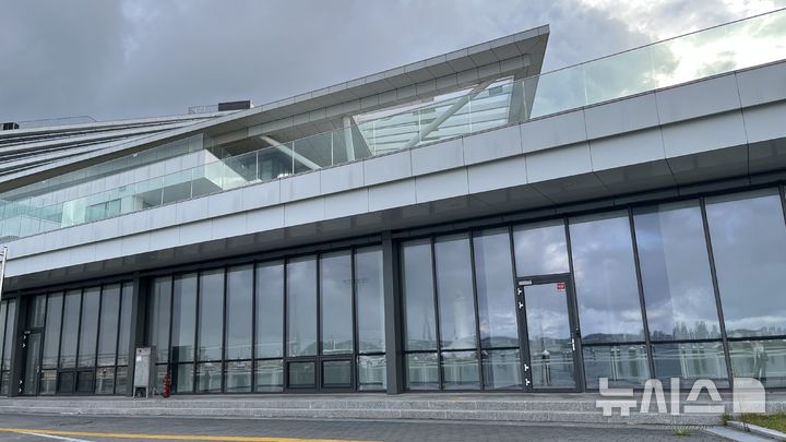 [부산=뉴시스] 이아름 기자 = 지난 2023년 2월 완공된 북항 마리나 클럽하우스. 2015년부터 2024년까지 7차례 공모를 진행했으나 민간 운영자를 찾지 못해 상가와 숙박 등 상업시설이 모두 공실인 상태다. 2025.10.24. aha@newsis.com 