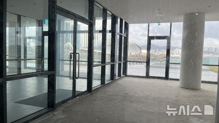 [부산=뉴시스] 이아름 기자 = 지난 2023년 2월 완공된 북항 마리나 클럽하우스. 2015년부터 2024년까지 7차례 공모를 진행했으나 민간 운영자를 찾지 못해 상가와 숙박 등 상업시설이 모두 공실인 상태다. 2025.10.24. aha@newsis.com 