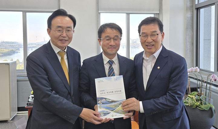 윤병태 나주시장은 3일 국비 확보를 위해 국회를 방문, 예결위원회와 주요 상임위원회 등을 찾아 적극적인 건의 활동을 펼쳤다. (사진 왼쪽부터) 윤병태 나주시장, 한병도 예산결산특별위원장, 신정훈 행정안전위원장. (사진=나주시 제공) photo@newsis.com *재판매 및 DB 금지